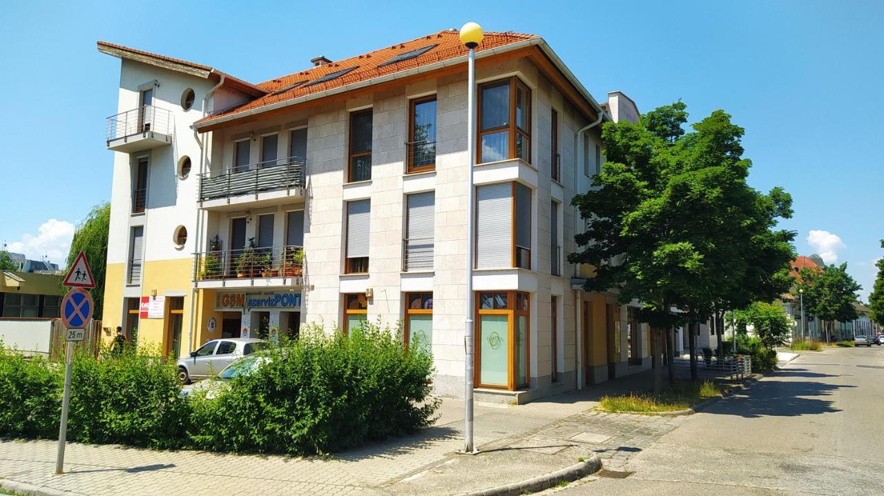 Belvarosi Toth Apartman Baja Exterior foto